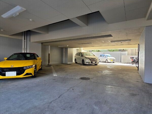 川辺529ビルの駐車場