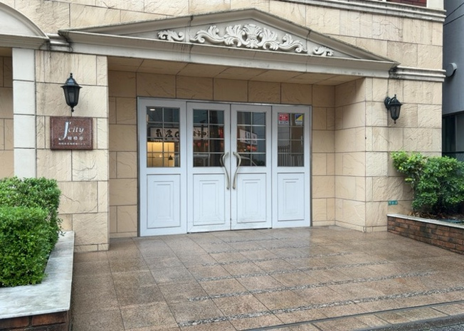 【エントランス】 | ジェイシティ相模原 | マンションのエントランスには、もともと風よけや防犯の役割がありますが、マンションによって宅配ボックスなどの設備が備わっている所もあります。日々の生活をイメージしながら生活しやすさをチェックしましょう。