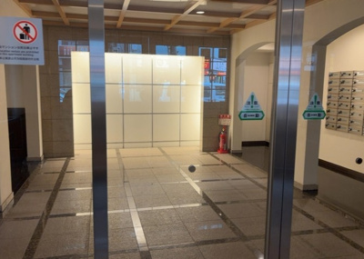 【ロビー】 | ジェイシティ相模原 | ラウンジは、マンションの共用スペースに椅子やテーブルなどを配置した利用者が寛げる空間です。屋内型ラウンジと屋外型ラウンジがあります。共用部分の管理状況と合わせて、詳細については現地でご確認ください。