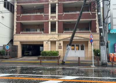 【玄関】 | ジェイシティ相模原 | 玄関は家の顔でもあり、家族以外の目にも止まる場所です。玄関は外との間を仕切る扉、靴などをしまっておく収納スペース、靴脱ぎのたたきスペース、来客とのやり取りをするドアホンなど複数のアイテムからなります。