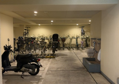 【駐車場】 | ジェイシティ相模原 | 車一台あたりに必要なスペースは、標準サイズの普通自動車で横幅2m50cm、長さ5mは必要になります。ただし、乗降のことも考慮して横幅3m30cm、長さ5m50cmほどは確保できるところを選びましょう。
