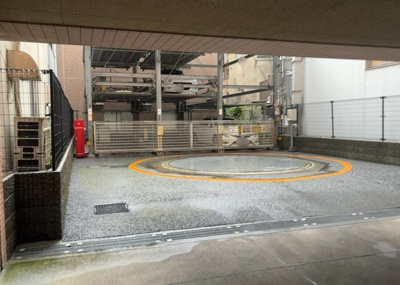 【駐車場】 | ジェイシティ相模原 | 駐車場と明記されていても、最小スペースでつくられた駐車場だと大型車は駐車できなかったり、出入りしにくくなったりする可能性があります。お車のサイズと購入したい物件の駐車場のサイズを現地で確認しましょう。