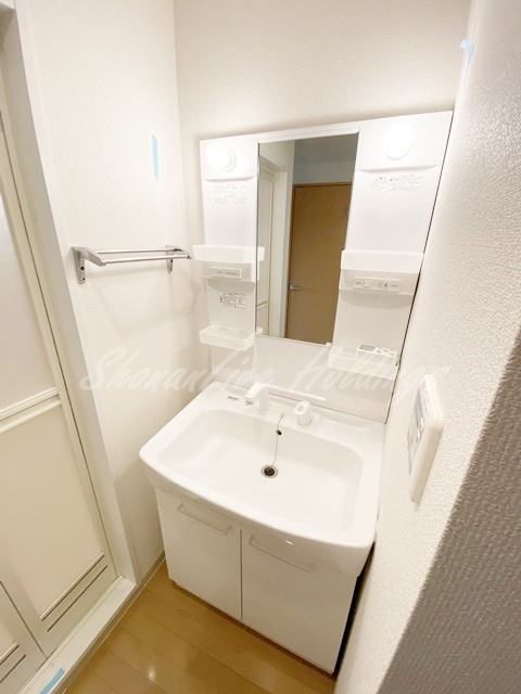 藤沢市辻堂神台２丁目の賃貸マンションの洗面所|シャワー付き洗面台♪