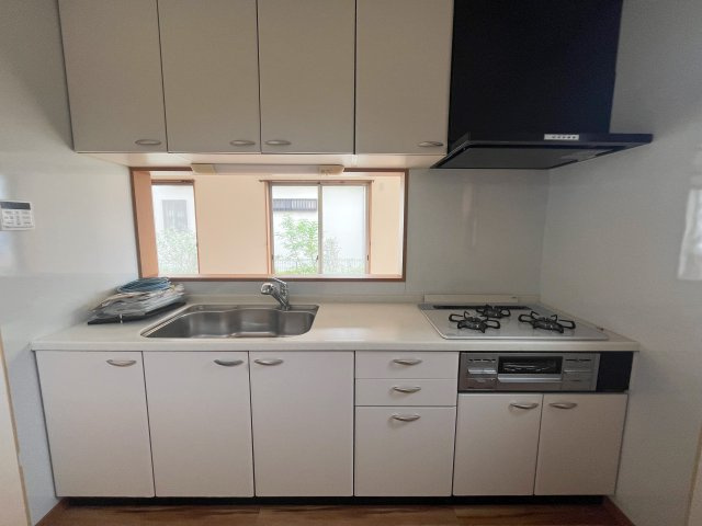 入間市狭山台1丁目中古戸建のキッチン|【キッチン】人気の対面キッチンでリビングにいるご家族ともコミュニケーションがとりやすいです！