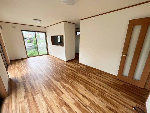 入間市狭山台1丁目中古戸建の居間・リビング|【LDK16.25帖】窓からはたっぷりの日が差し込みます！