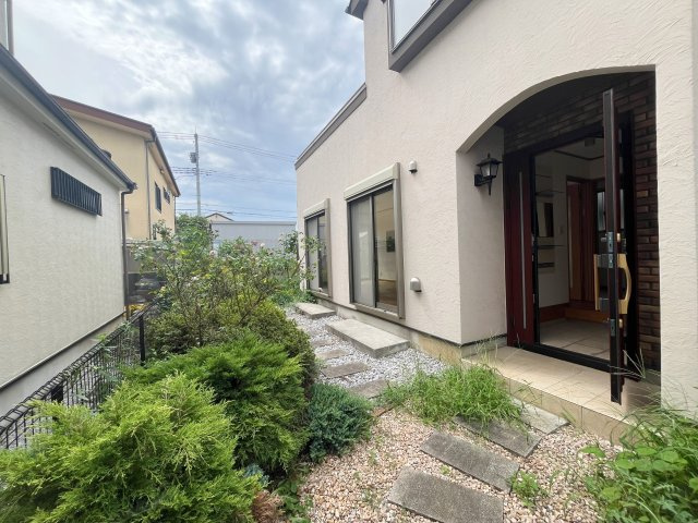 入間市狭山台1丁目中古戸建の庭|広いお庭付きで趣味のガーデニングやバーベキューなどもできます！