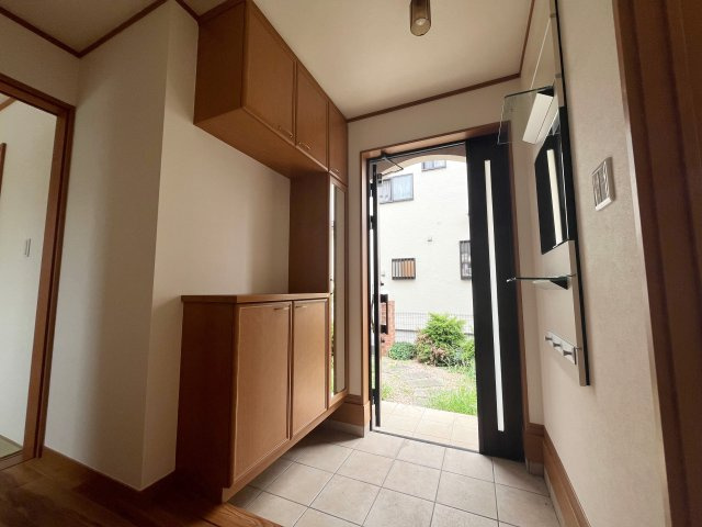 入間市狭山台1丁目中古戸建の玄関|【玄関】玄関はお家の顔です！収納豊富でスッキリ見せられます！