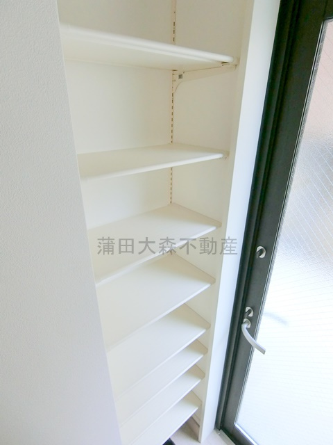 イリス糀谷の設備|玄関収納　シューズBOX