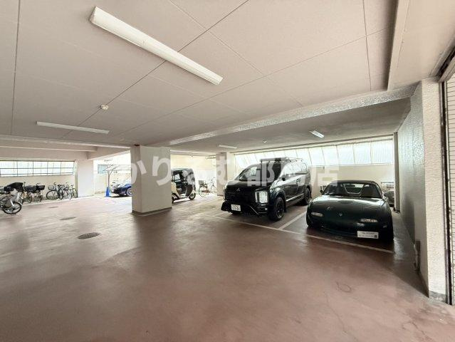 メゾンドシュクレの駐車場