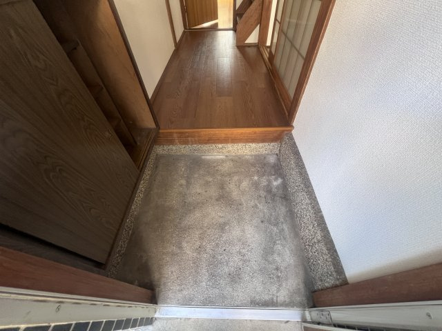 西岡戸建ての玄関