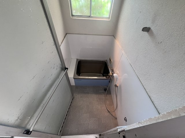 西岡戸建ての浴室