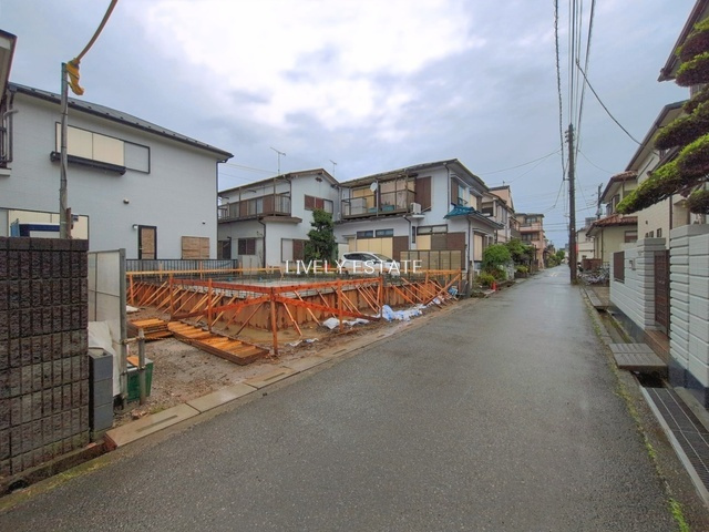 越谷市大字下間久里 新築分譲住宅の前面道路含む現地写真