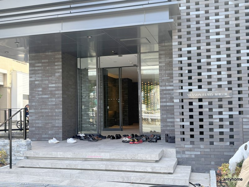 シーズンフラッツ緑地公園　仲介手数料無料のエントランス