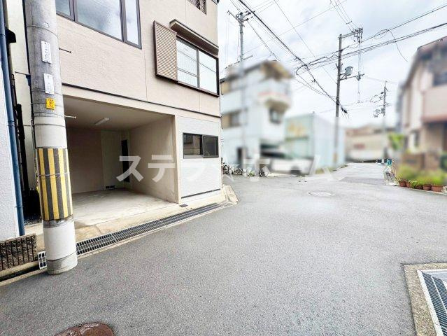 川岸町 中古戸建の駐車場|ビルトインガレージです