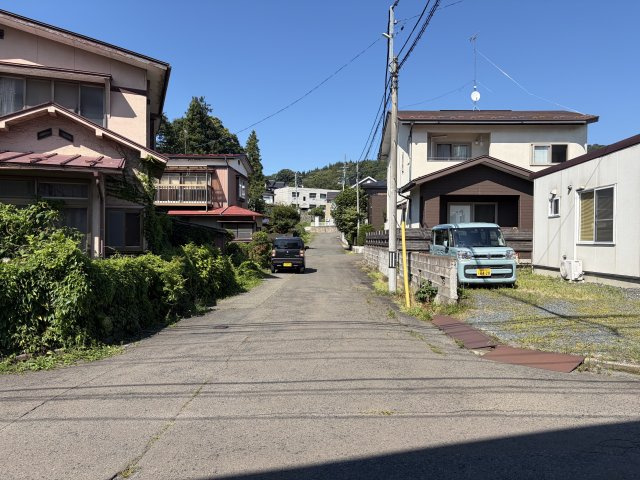 盛岡市中野１丁目　売地の前面道路含む現地写真