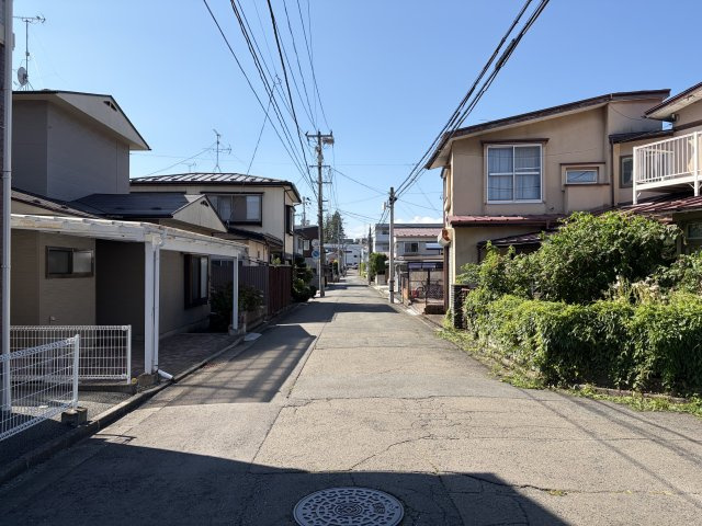 盛岡市中野１丁目　売地の前面道路含む現地写真