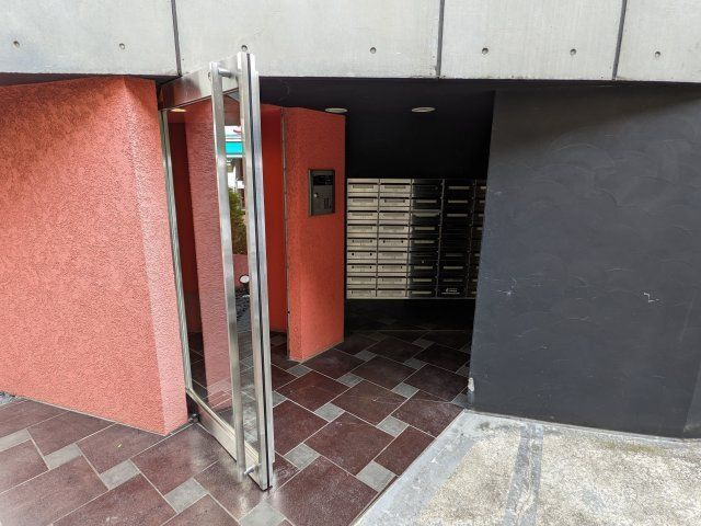 リュクス千歳船橋のエントランス