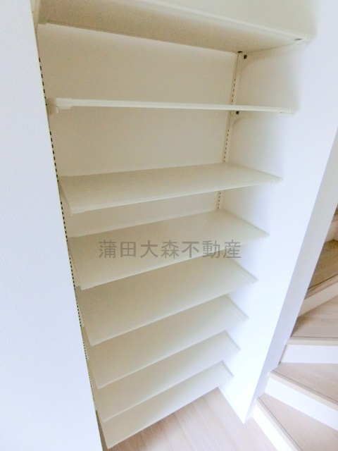 イリス糀谷の設備|玄関収納　シューズBOX