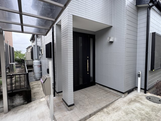 柏市伊勢原１丁目中古戸建のエントランス|エントランス・立水栓付き