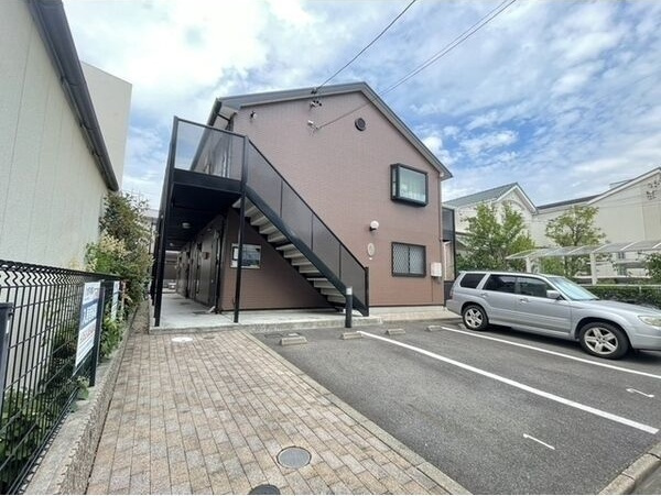 アンプルール リーブル ルミエールの駐車場