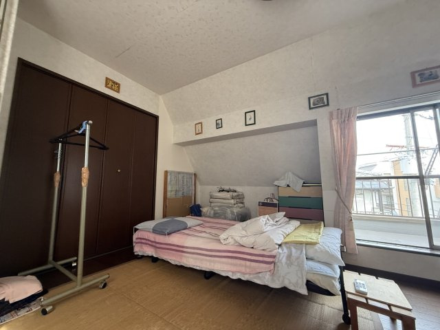 豊中市夕日丘二丁目戸建の洋室|３階洋室のクローゼット！