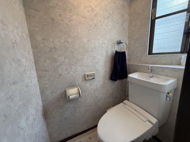 豊中市夕日丘二丁目戸建のトイレ|２階のトイレです！