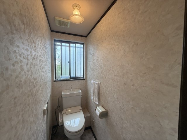 豊中市夕日丘二丁目戸建のトイレ|１階のトイレです！