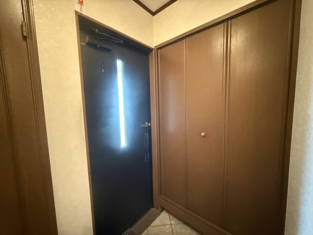 豊中市夕日丘二丁目戸建の玄関|玄関です！シューズボックスたっぷり入ります！