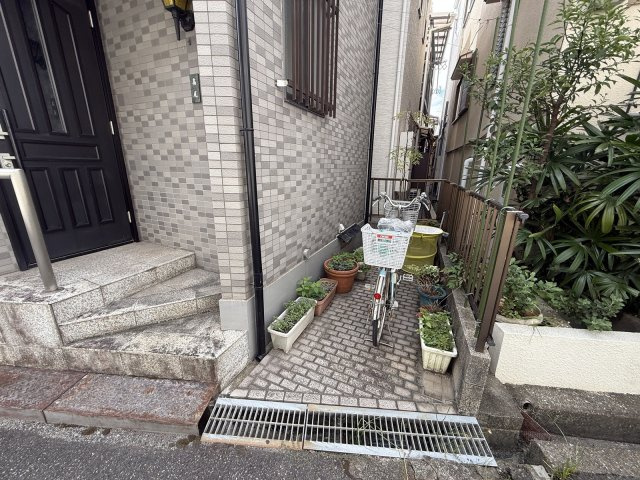 豊中市夕日丘二丁目戸建のその他|玄関横の駐輪スペース！