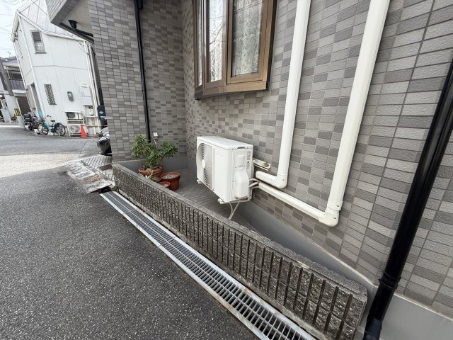 豊中市夕日丘二丁目戸建のその他|出窓下にはプランター等が置けるスペースがあります！