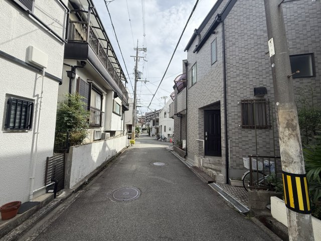 豊中市夕日丘二丁目戸建の前面道路含む現地写真|北側前面道路です！西側から撮影！