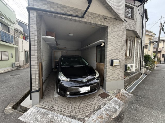 豊中市夕日丘二丁目戸建の駐車場|ビルトインガレージ！ハイルーフOKです！