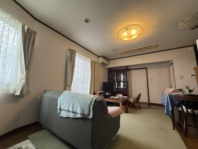 豊中市夕日丘二丁目戸建の居間・リビング|明るくてきれいなリビングダイニング！バルコニーあります！