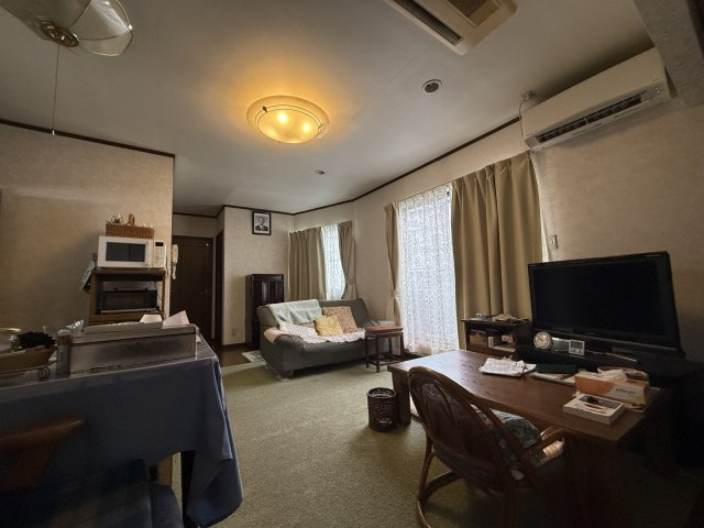 豊中市夕日丘二丁目戸建の居間・リビング|明るくてきれいなリビングダイニング！バルコニーあります！