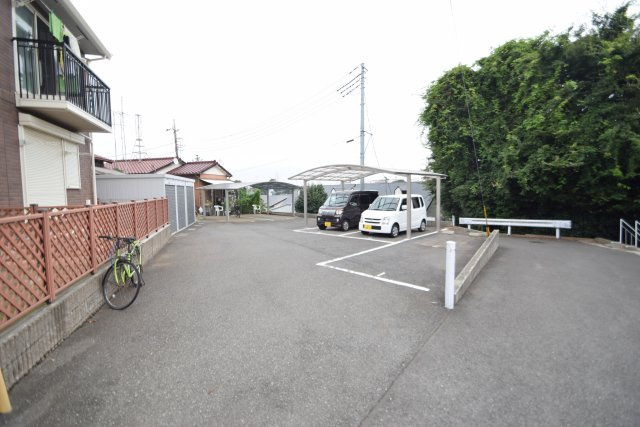 ロイヤルヒルズＫの駐車場|駐車場があるので、車を買う予定の方も安心です