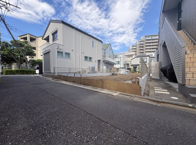 板橋区小茂根1丁目 限定1棟の前面道路含む現地写真|南西側約4ｍ道路に面する明るく快適な立地
～間口が広く陽当たり良好～
建物面積124.12m2ゆとりの邸宅が誕生します