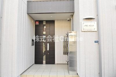 八尾市南本町６丁目のアパートのエントランス
