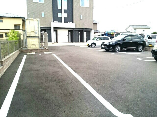 ローズタウンの駐車場