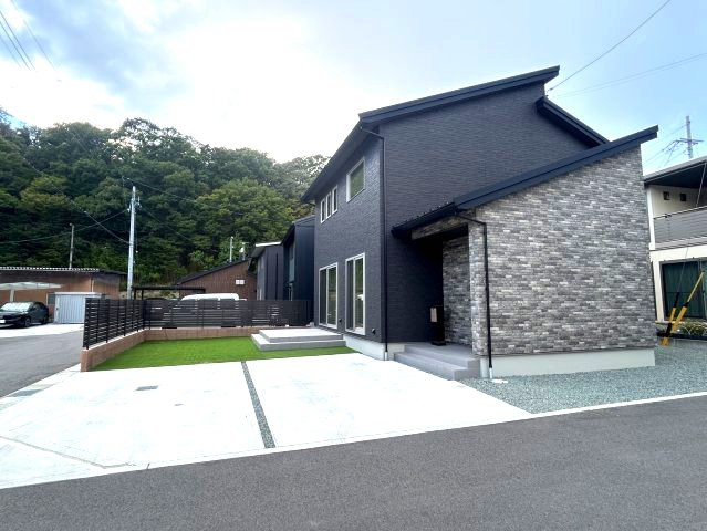 中古戸建　千曲市大字屋代の前面道路含む現地写真