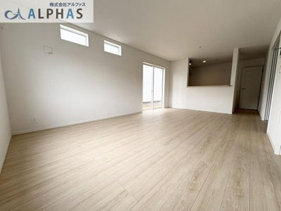 【内観：施工例】 | 三木市志染町中自由が丘一丁目　新築戸建 | ◆リビング◆※同社施工例
広々したリビングキッチン周りも見渡せ会話がはずみます♪