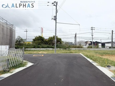 【前面道路含む現地写真】 | 三木市志染町中自由が丘一丁目　新築戸建 | ◆前面道路も広々しています♪
間もなく完成♪