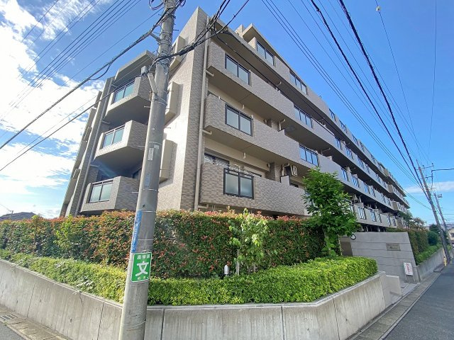 藤和シティホームズ柏の外観|落ち着きのあるデザインが魅力的な建物外観です。周辺の閑静な住環境と綺麗に調和した美しく洗練された佇まいで、安心感と居心地の良さを兼ね備えた心地よい居住環境を提供してくれるお住まいです