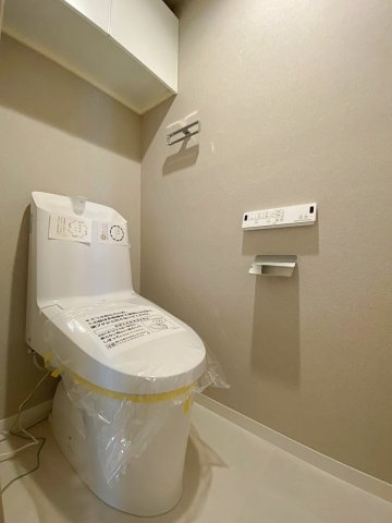 藤和シティホームズ柏のトイレ|清潔感あふれる快適な温水洗浄便座付きトイレへと新規交換いたしました。上部にはトイレットペーパーや掃除用品をスッキリ収められる収納スペースを備えており、いつでも綺麗な空間を維持していただけます。