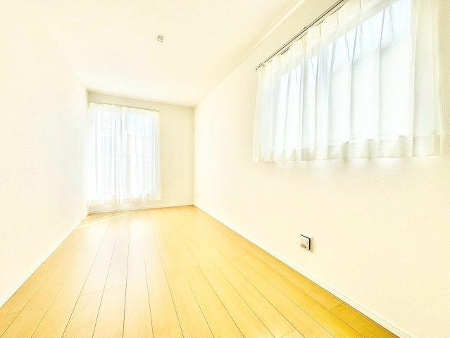 尾張旭市旭前町２期の洋室|上品な設えの洋室は、落ち着いた雰囲気の中でくつろげる空間。ご家族それぞれのライフスタイルに寄り添います。									
									