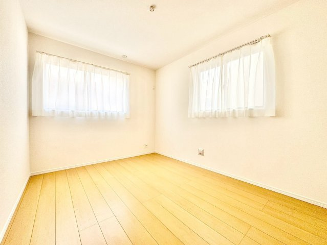 尾張旭市旭前町２期の洋室|上品な設えの洋室は、落ち着いた雰囲気の中でくつろげる空間。ご家族それぞれのライフスタイルに寄り添います。									
									