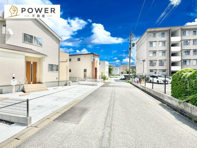尾張旭市旭前町２期の前面道路含む現地写真|十分な幅が確保されており、車の出し入れもスムーズ。お子様の送り迎えなど、日常の動作も快適に行えます。									
									