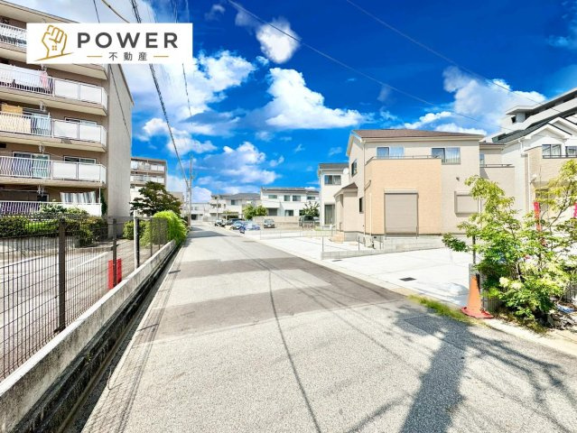 尾張旭市旭前町２期の前面道路含む現地写真|十分な幅が確保されており、車の出し入れもスムーズ。お子様の送り迎えなど、日常の動作も快適に行えます。									
									