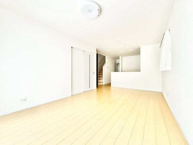尾張旭市旭前町２期の居間・リビング|家族が自然と集まる広々としたリビング。お子様の成長を見守りながら過ごせます。									
									