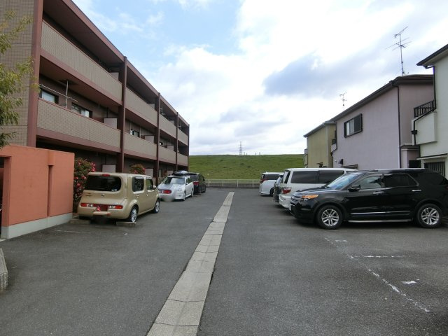 リーブ平田の駐車場
