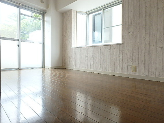 白い小さなＭａｎｓｉｏｎ六甲の居間・リビング
